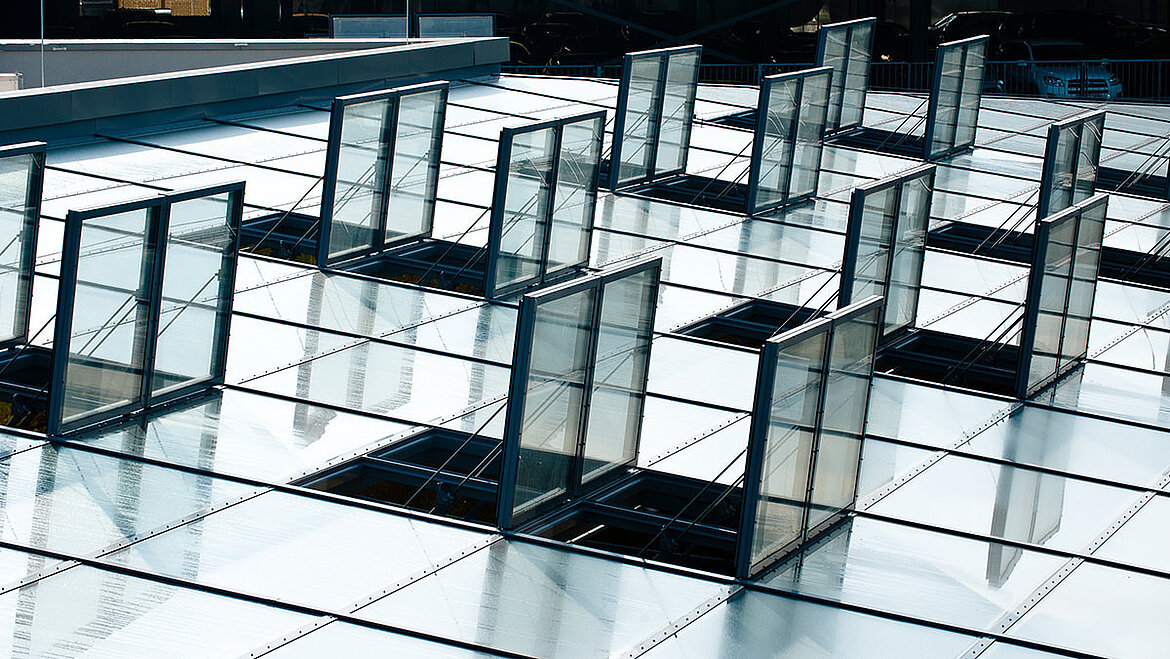 Open Sheds in Glass Roof Glass Roof in the Thier Gallery Dortmund with opened SHEV | insights by LAMILUX