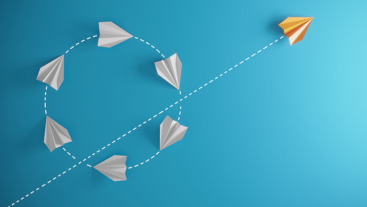 Process circle with paper planes: Thinking holistically about material selection in vehicle construction Paper planes symbolize cycle with disruption | insights by LAMILUX