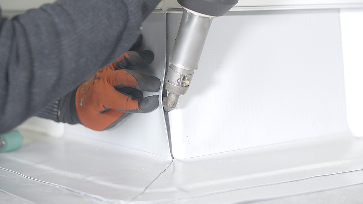 Raising the PVC sheets on the upstand LAMILUX upstand with elevated PVC waterproofing membrane | insights by LAMILUX