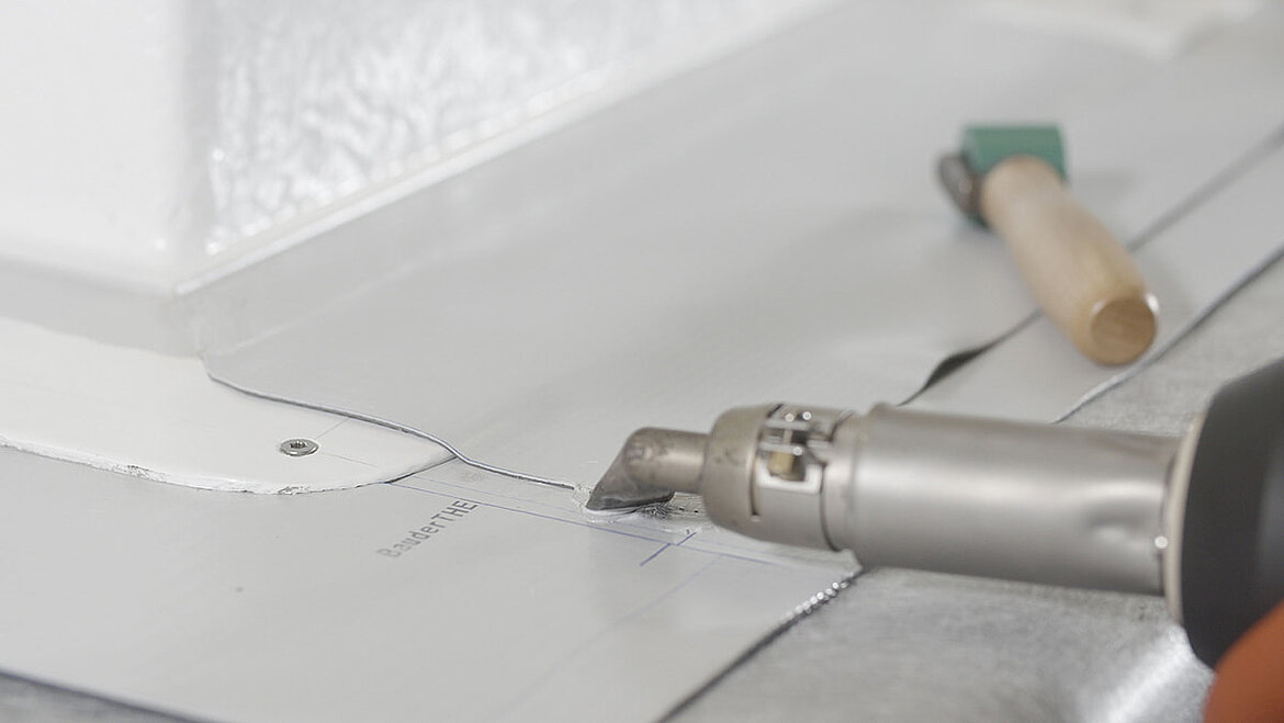 Closing the capillary channel by means of a nozzle Smoothing capillary channel on PVC waterproofing membrane | insights by LAMILUX