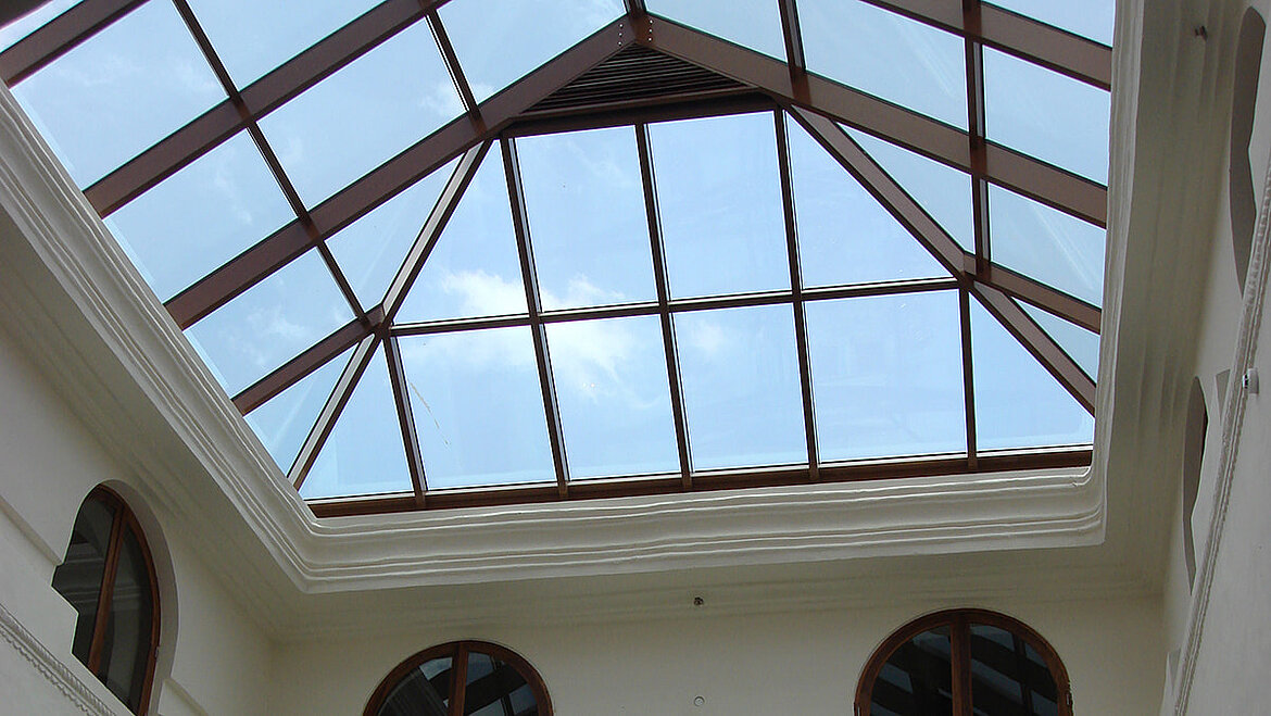 Glass roof over the renovated lobby in the Park HYATT Hotel in Zanzibar Renovation of a listed building with a glass roof | insights by LAMILUX