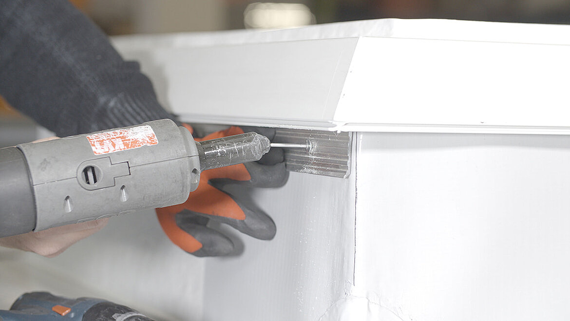 Mechanical fixation of the PVC sheet to the upstand LAMILUX clamping strip fixes PVC waterproofing membrane | insights by LAMILUX