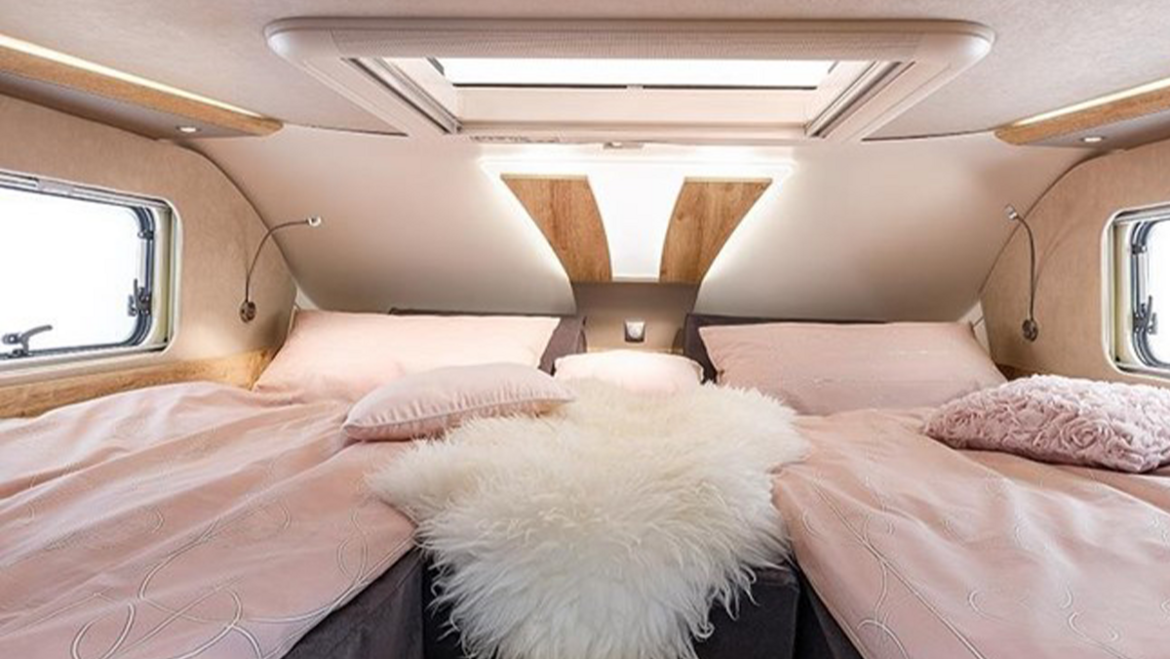 LAMILUX LAMIfoamtex offers design possibilities and optimised interior acoustics with individual soft-touch decors. Bed in caravan | insights by LAMILUX