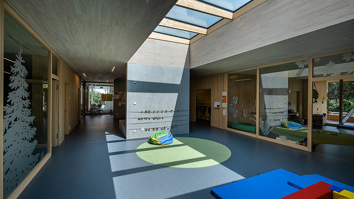 Play corridor of the Wiggensbach crèche in a play of light Daylight penetration through glass roof in new nursery building | insights by LAMILUX