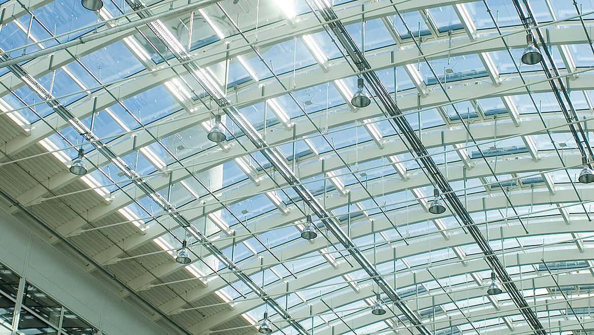 In the glass hall of the Hamburg Messe and Congress Glass roof of the Neue Messe Hamburg from the inside with a view of NSHEV | insights by LAMILUX