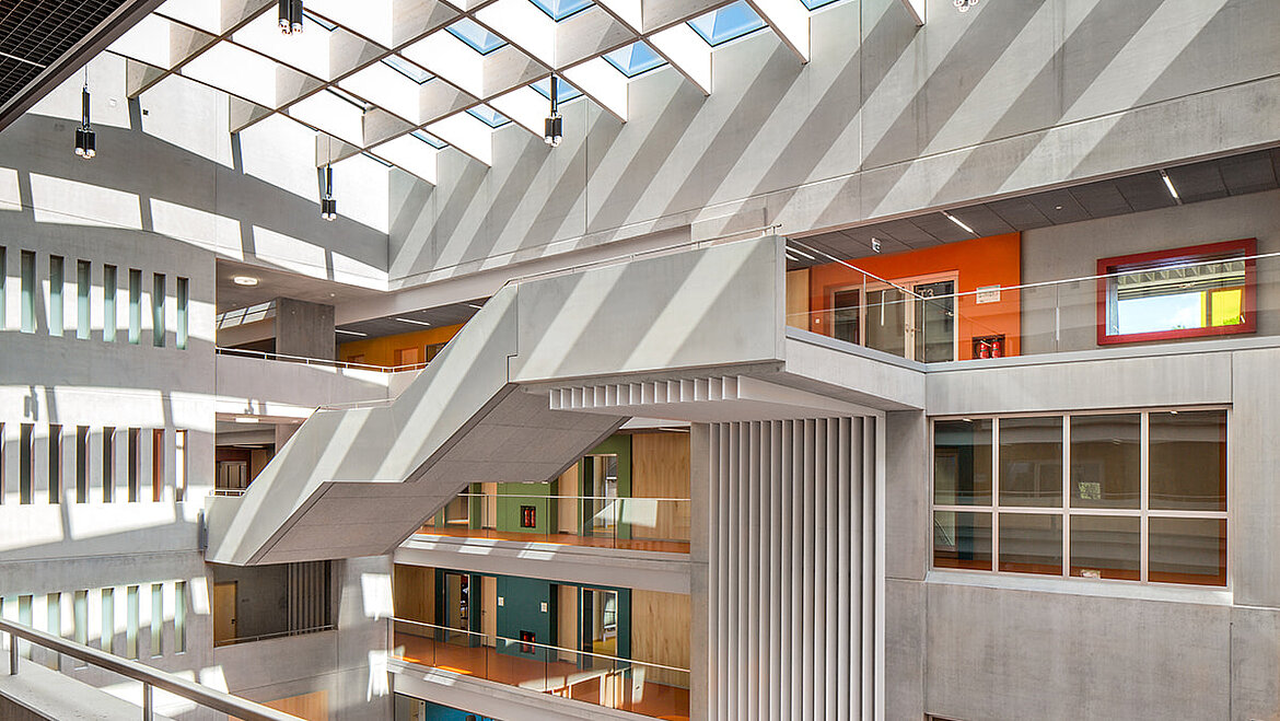 Atrium of the Willibald Gluck High School in Neumarkt Passive house certified glass roof over the assembly hall of a grammar school | insights by LAMILUX