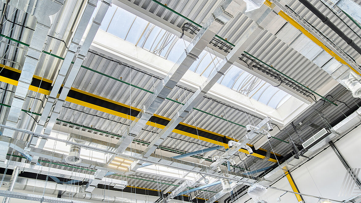 Interior view of the renovated flat roof with continuous rooflights Industrial hall of a clothing company with LAMILUX continuous rooflights | insights by LAMILUX