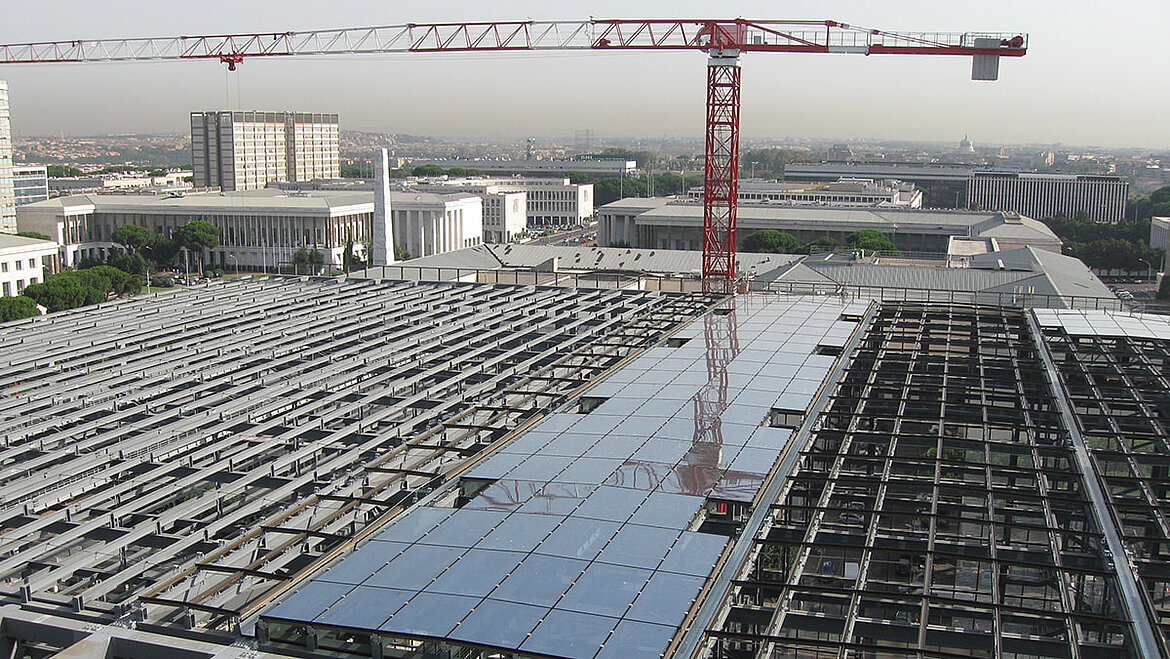 Glass roof under construction with crane Construction of the glass roof on the Roman congress centre | insights by LAMILUX
