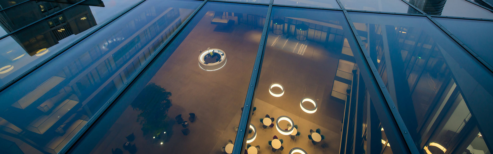 Draufsicht auf ein Glasdach über einem Innenhof eines Verwaltungsgebäudes | insights by LAMILUX