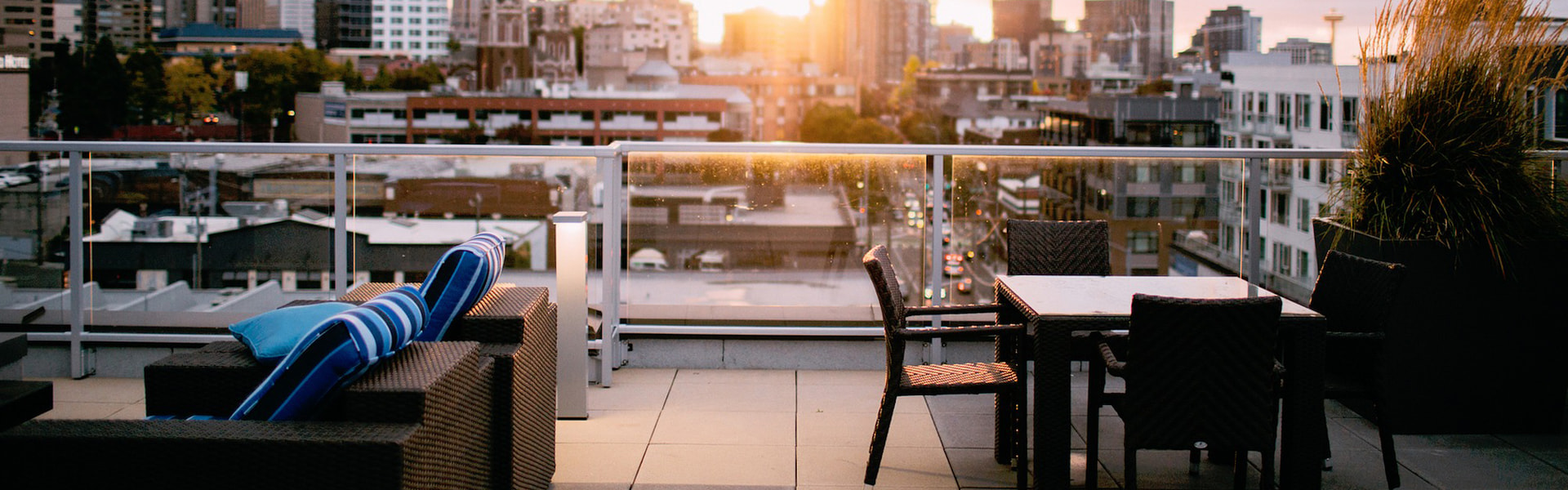 Dachterrasse mit Ausblick auf die Stadt | insights by LAMILUX