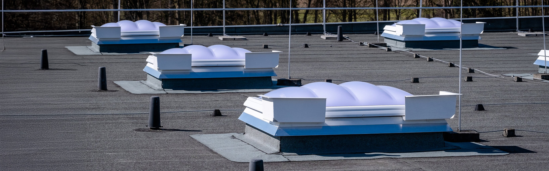 Lichtkuppeln auf einem mit Bitumen abgedichteten Flachdach 