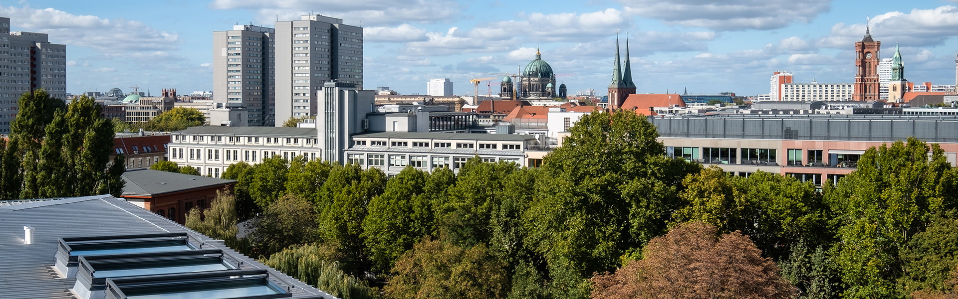 Blick über die Dächer und Bäume des Metropol Parks in Berlin | insights by LAMILUX