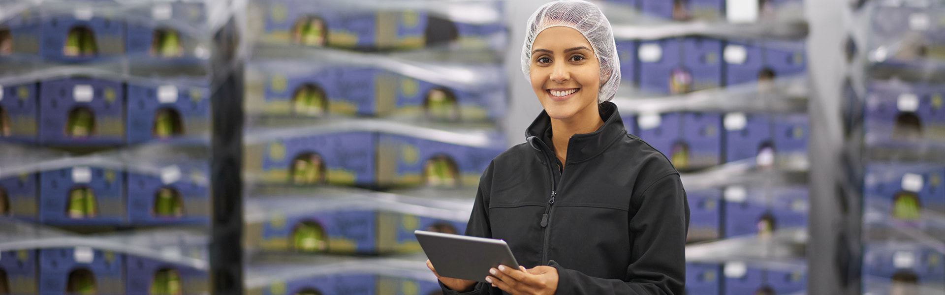Mitarbeiterin in Kühllager checkt HACCP Standard | insights by LAMILUX