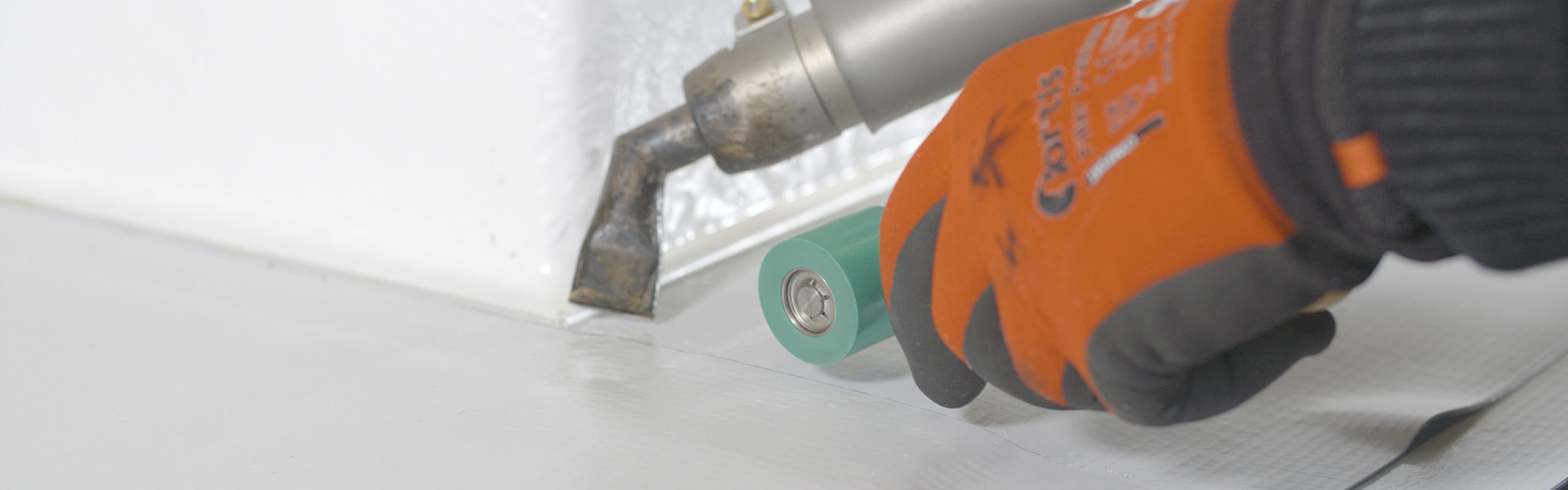 Michael Schaaf demonstriert die PVC-Abdichtung an LAMILUX Lichtkuppel | insights by LAMILUX