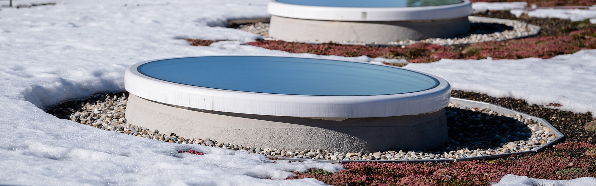 Flachdach Fenster rund mit Schnee | insights by LAMILUX