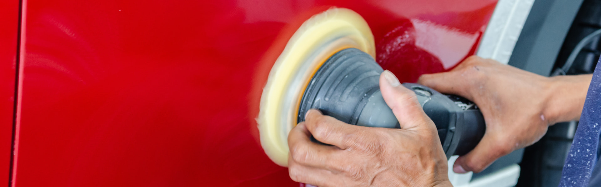 Polieren eines Autos mit Politurmaschine | insights by LAMILUX