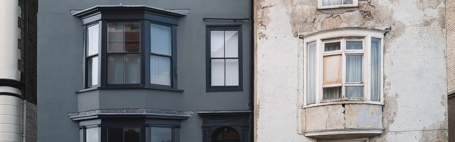An old and a new building represent the meaning of renovation.
