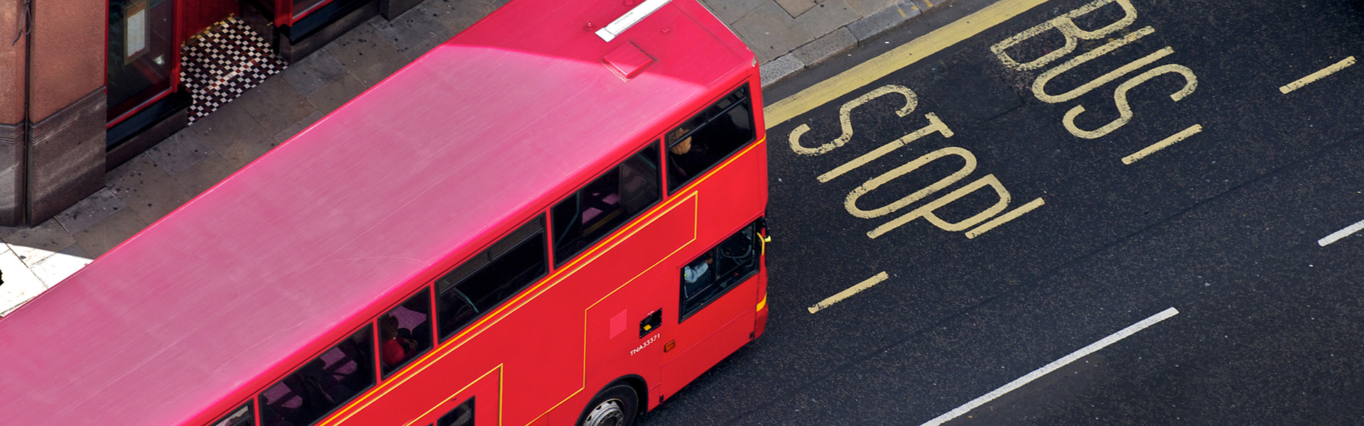 Bus von oben Busdach fährt an Bushaltestelle | insights by LAMILUX