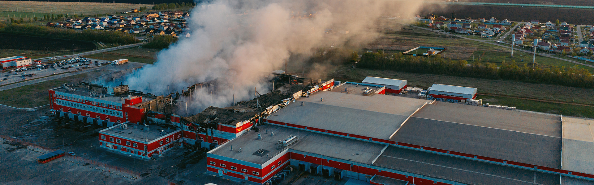 Brandrauch qualmt aus großer Industriehalle | insights by LAMILUX