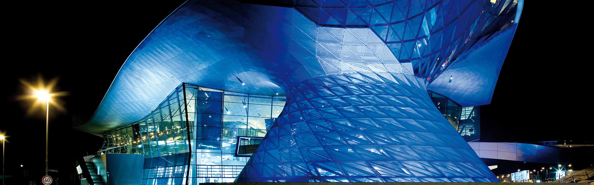 Beleuchtete Glasfassade der BMW Welt in München | insights by LAMILUX