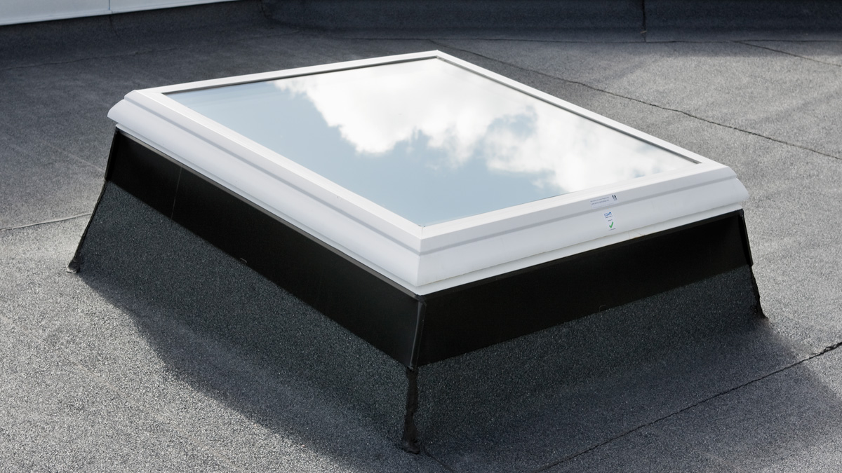 flat roof window f100 at a school in hoor lamilux
