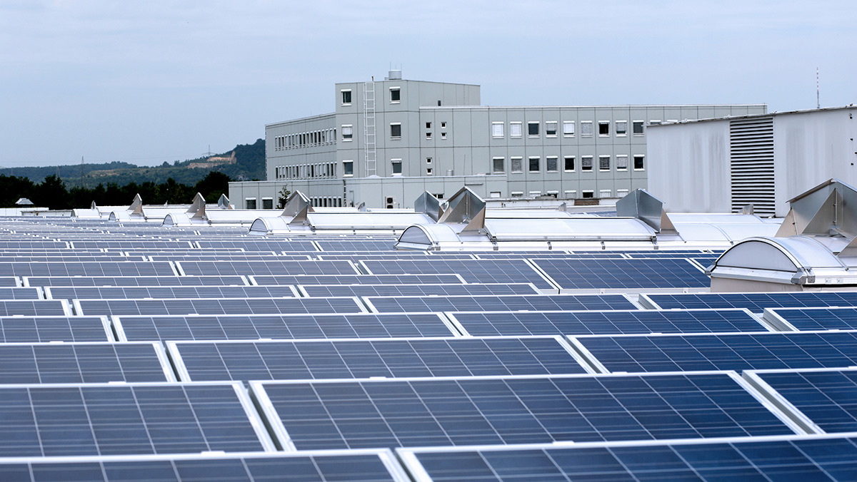 LAMILUX Continuous Rooflight B Production shed Schneider Electric in Regensburg (Germany)