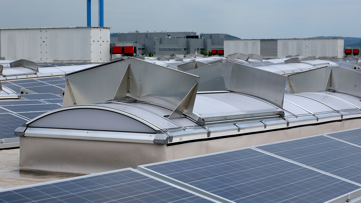 LAMILUX Continuous Rooflight B Production shed Schneider Electric in Regensburg (Germany)