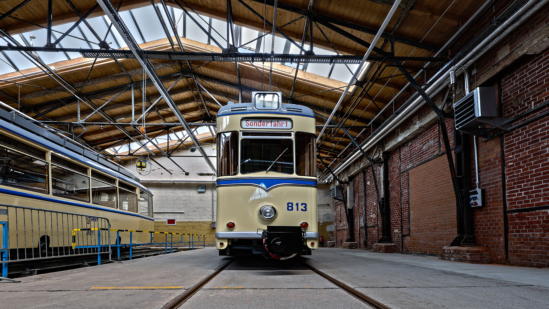 Historic tram at the Chemnitz Tram Museum beneath a LAMILUX Glass Roof PR60 with shed roof construction