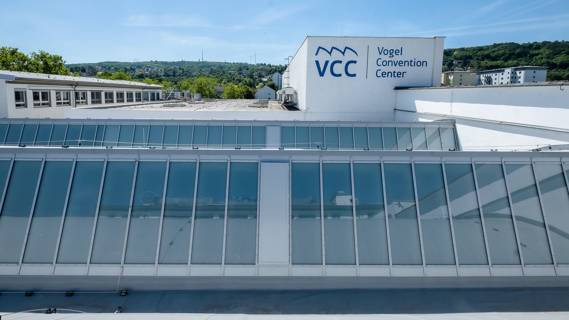 PR60 glass roofs at the Vogel Convention Center in Würzburg, installed as modern sawtooth roofs with a 70° inclination.